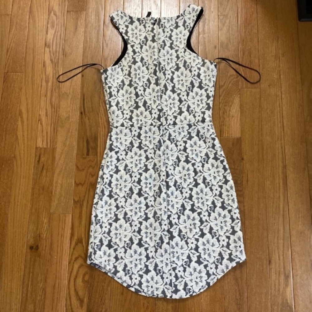 Blanc Bodycon lace dress size small - Picture 10 of 10